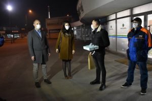 LESKOVAC: U novogodišnjoj noći prva beba rođena sat posle ponoći, uručeni vaučeri od 20.000 za deset prvorođenih