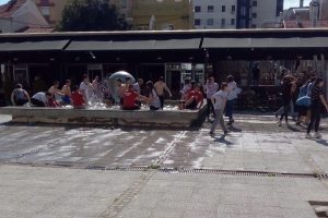 POJEDINI OSMACI početak raspusta obeležili rashlađivanjem u fontani