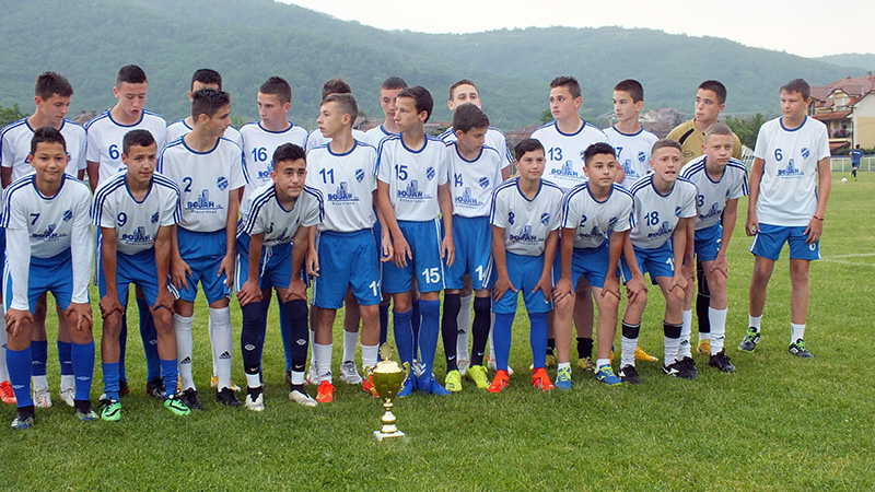 VLASOTINCE: Uručen pehar pionirima FK „Vlasina“ za osvojeno prvo mesto u Drugoj ligi VLASOTINCE: Uručen pehar pionirima FK „Vlasina“ za osvojeno prvo mesto u Drugoj ligi