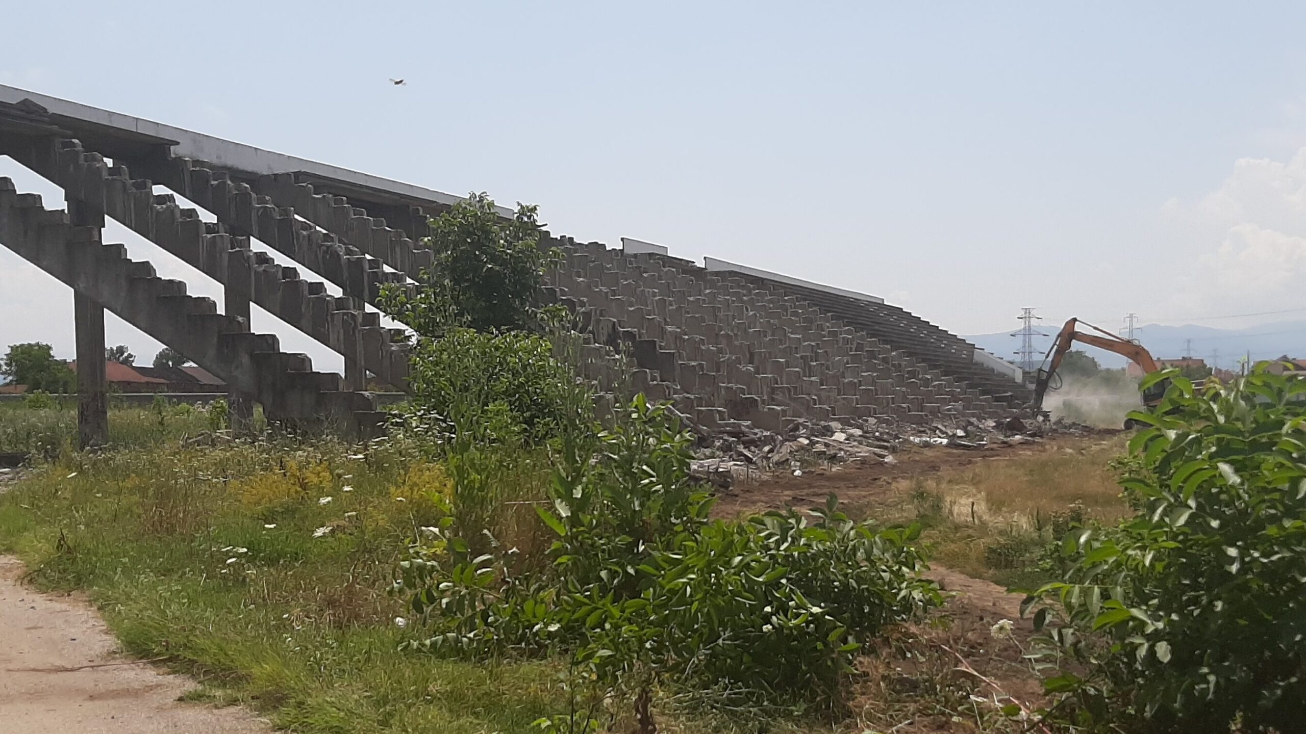 POČELO RUŠENJE tribina, 2 milijarde i 465 miliona dinara za novi stadion POČELO RUŠENJE tribina, 2 milijarde i 465 miliona dinara za novi stadion