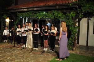 LETO U VLASOTINCU: Nastupio hor „Simonida“ iz Gračanice, zahvalnica za saradnju