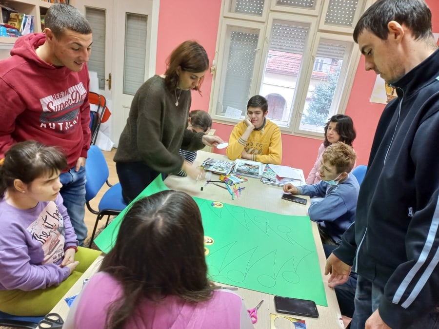 Vlasotince: Osmi mart čestitali korisnici Centra za decu i omladinu