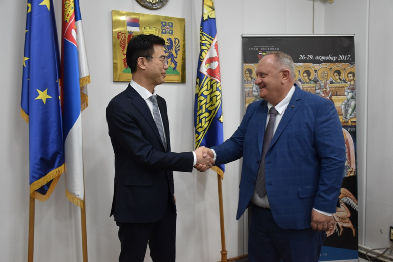Njegova ekselencija, novoimenovani ambasador Republike Koreje Li Đeung, posetio Leskovac Njegova ekselencija, novoimenovani ambasador Republike Koreje Li Đeung, posetio Leskovac