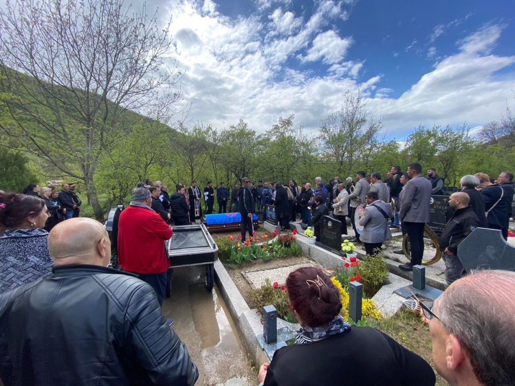 Uz romsku himnu „Đelem Đelem“, u rodnom Prokuplju, na gradskom groblju, sahranjen profesor Vitomir Mihajlović Uz romsku himnu „Đelem Đelem“, u rodnom Prokuplju, na gradskom groblju, sahranjen profesor Vitomir Mihajlović