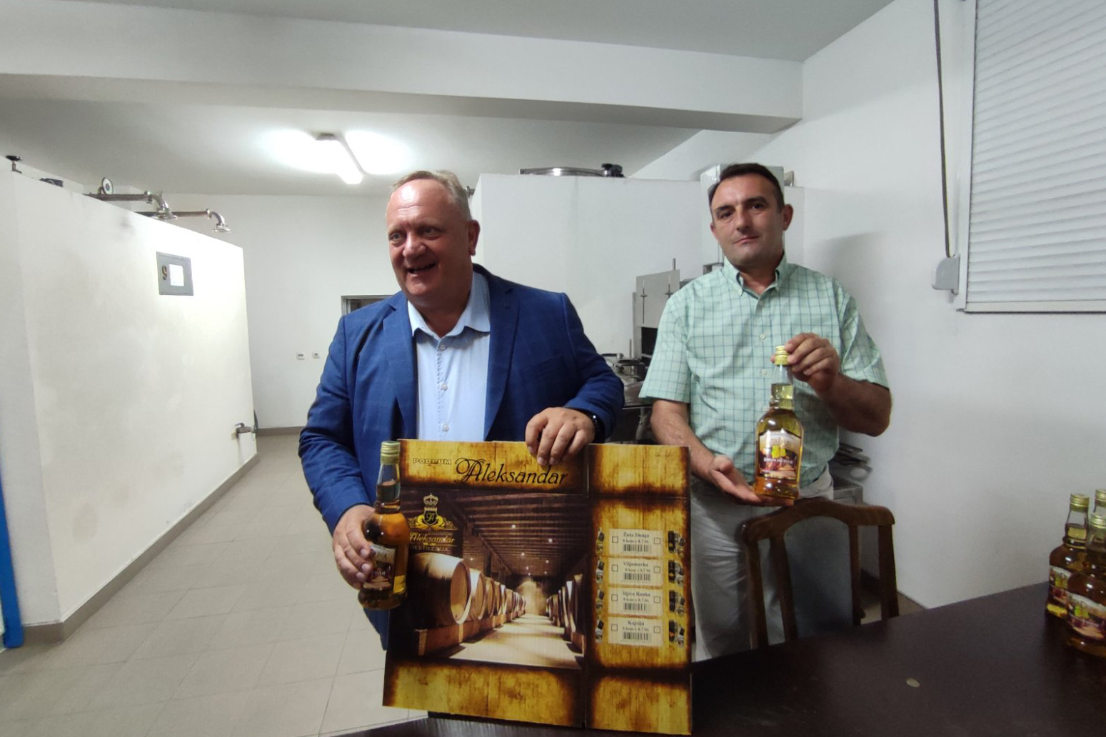 Gradonačelnik Leskovca dr Goran Cvetanović sa saradnicima posetio destileriju „Aleksandar“ u Bobištu Gradonačelnik Leskovca dr Goran Cvetanović sa saradnicima posetio destileriju „Aleksandar“ u Bobištu