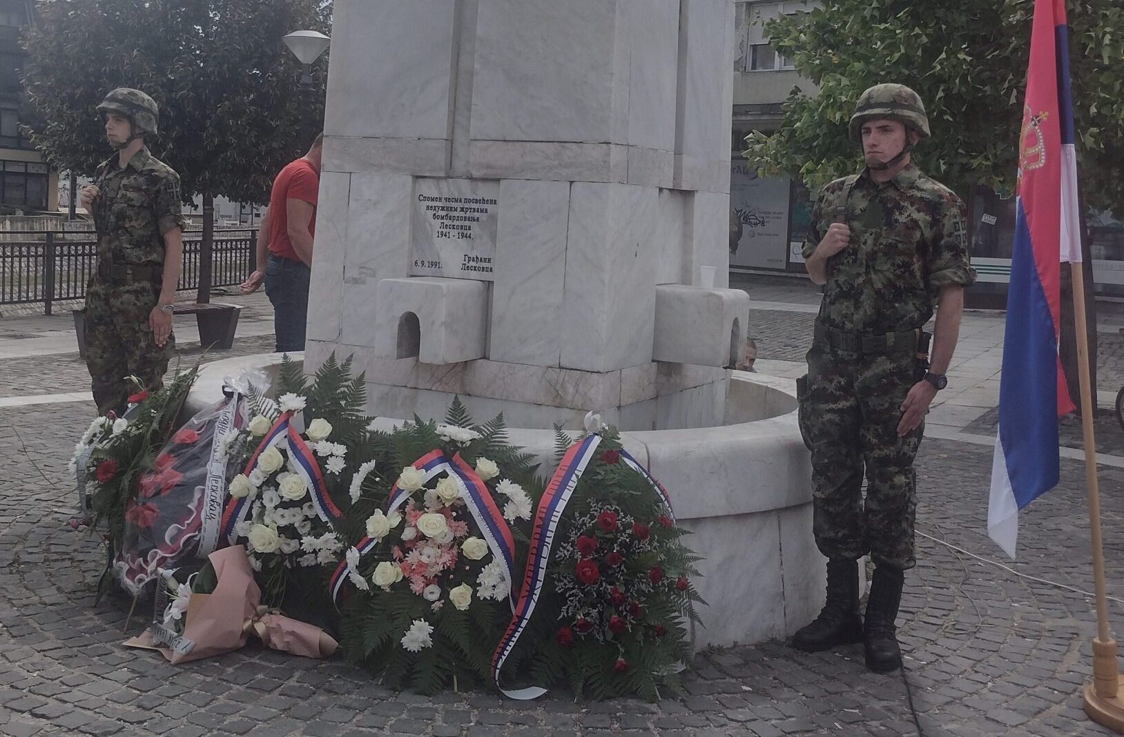 Polaganjem venaca na spomen-česmu obeleženo 78 godina od bombardovanja Leskovca Polaganjem venaca na spomen-česmu obeleženo 78 godina od bombardovanja Leskovca