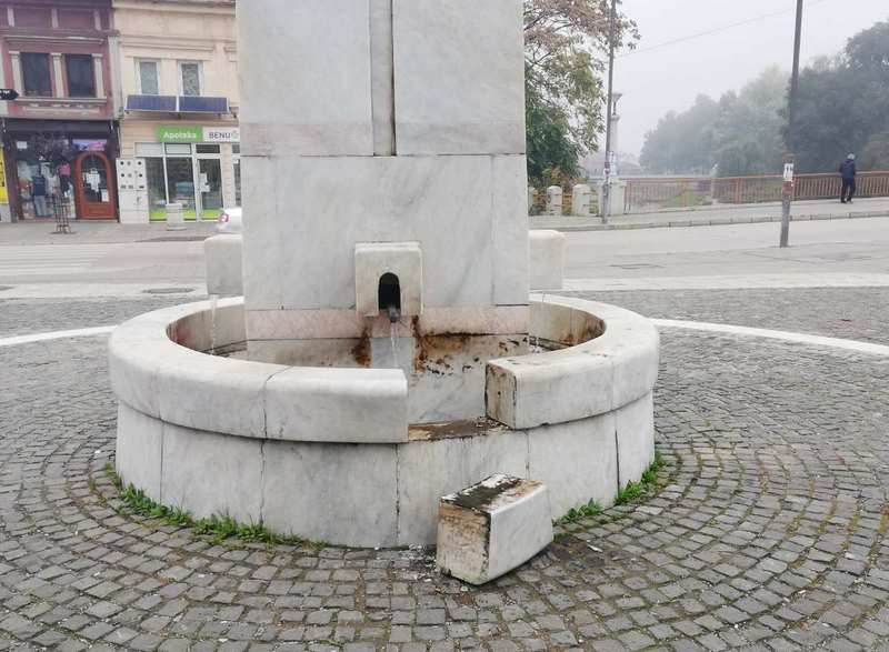 SPOMEN ČESMA u centru Leskovca: Oskrnavili je nepoznati vadali