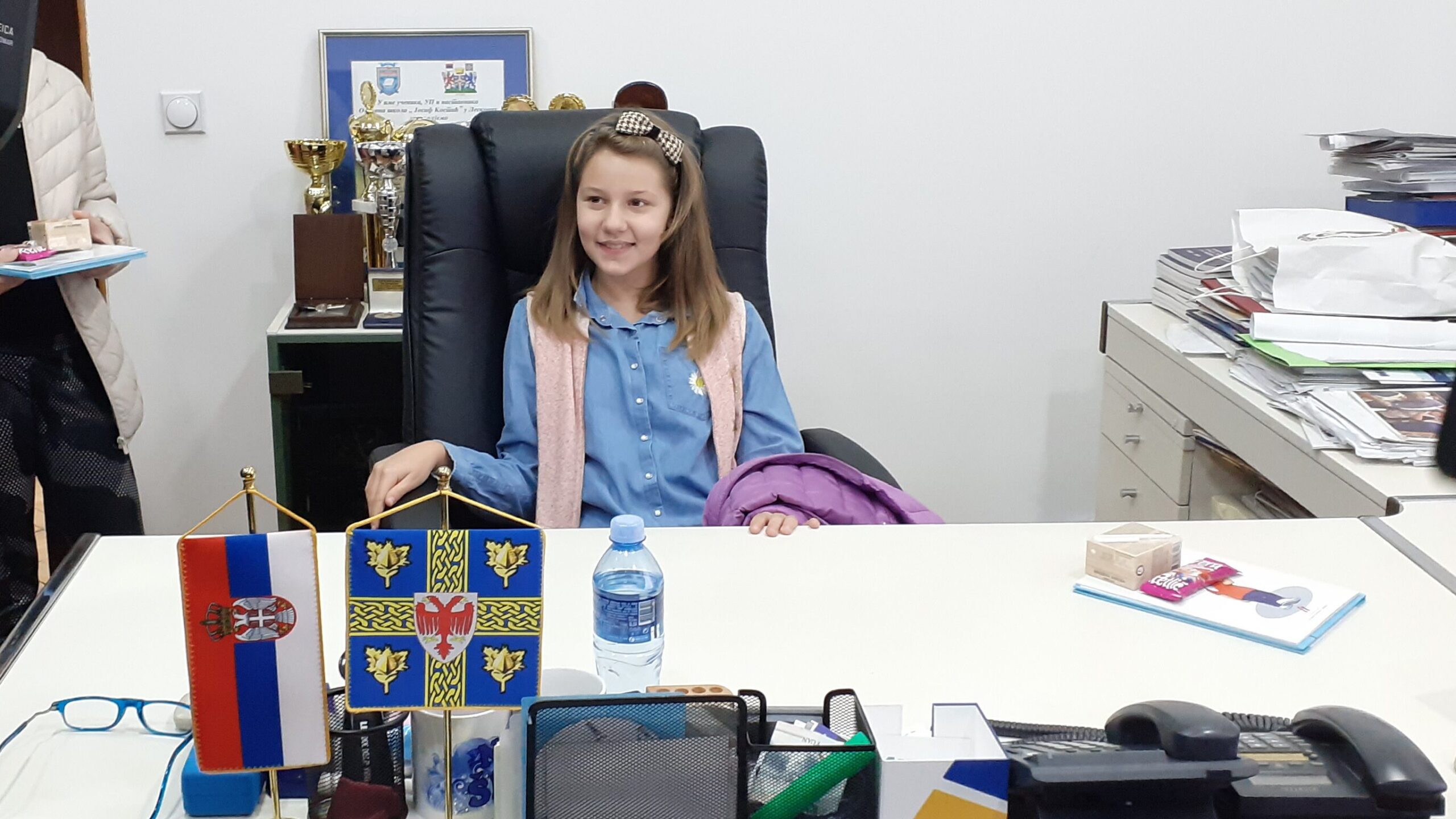 DEČJA NEDELJA – Leskovac: Učenica Irina Simić iz OŠ „Svetozar Marković“ u fotelji gradonačelnika