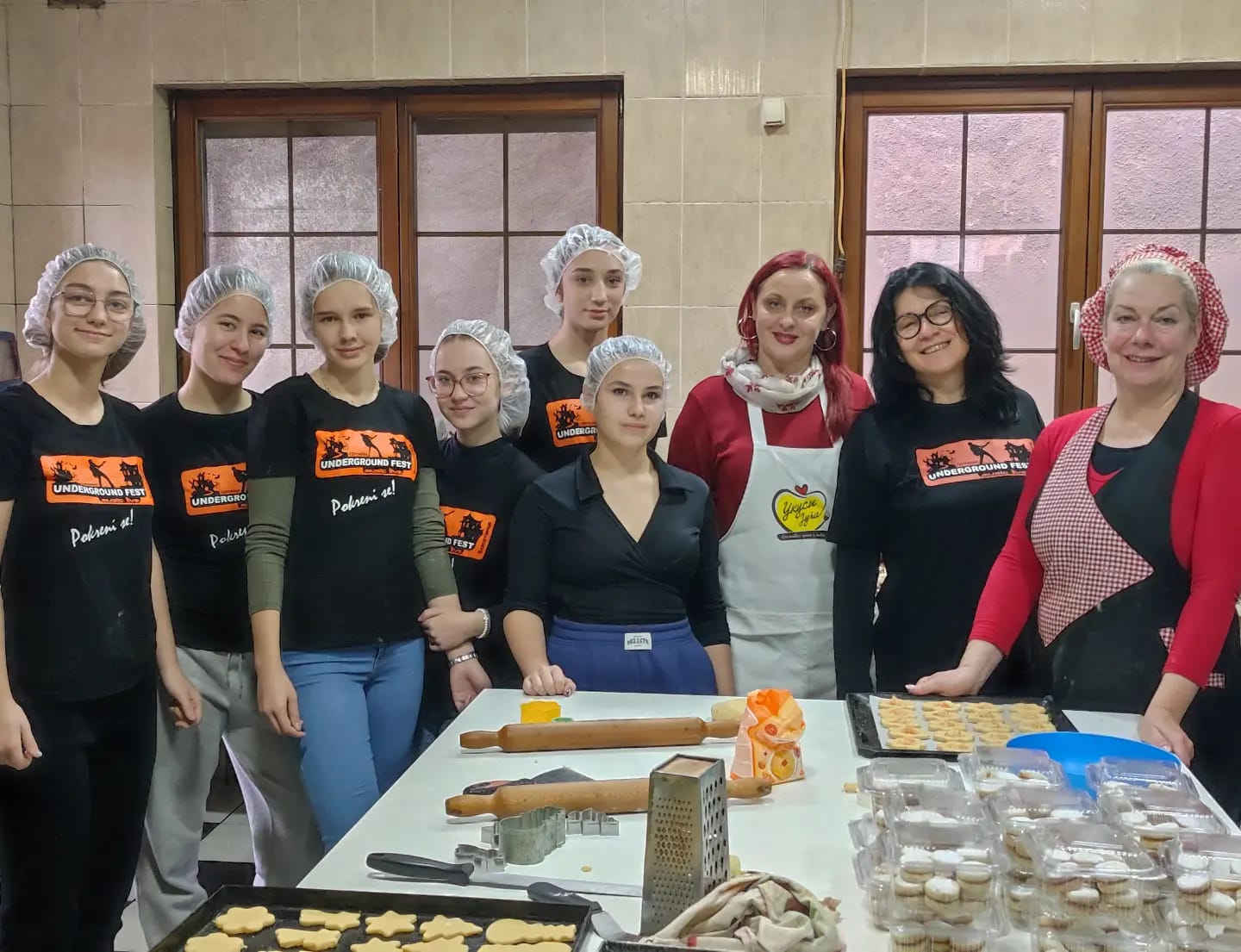 Vlasotince: Gimnazijalci u akciji! Priprema kolačića za Novogodišnji bazar 27. decembra