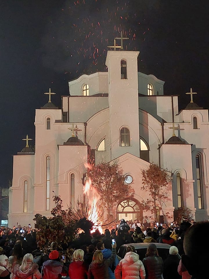 Leskovac: Zapaljen badnjak ispred hrama – crkve Svetog Simeona Mirotočivog Leskovac: Zapaljen badnjak ispred hrama – crkve Svetog Simeona Mirotočivog