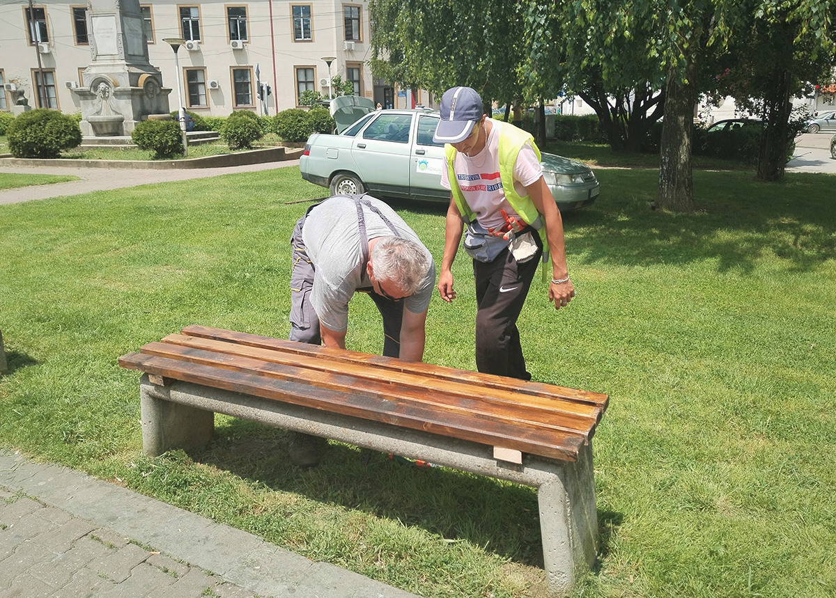 VLASOTINCE: Zamena štafni na klupama na četiri lokacije u gradu