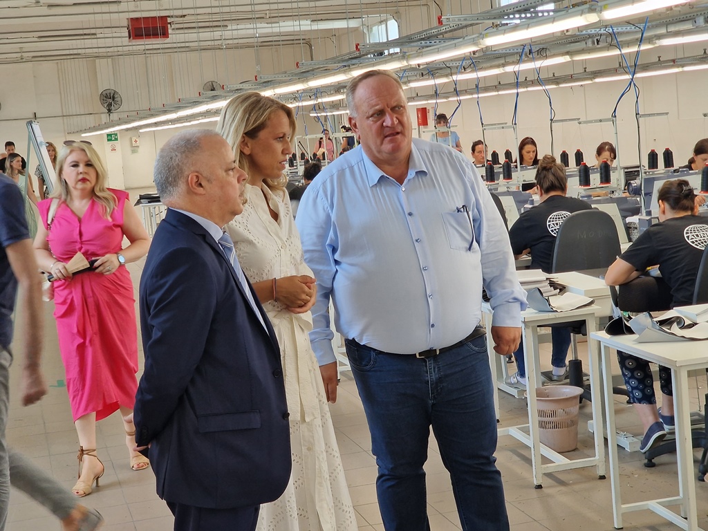 Leskovac: Prva poseta kompanije „Aunde“, italijanski investitor zaposliće sve trudnice iz „Džinsija“ Leskovac: Prva poseta kompanije „Aunde“, italijanski investitor zaposliće sve trudnice iz „Džinsija“