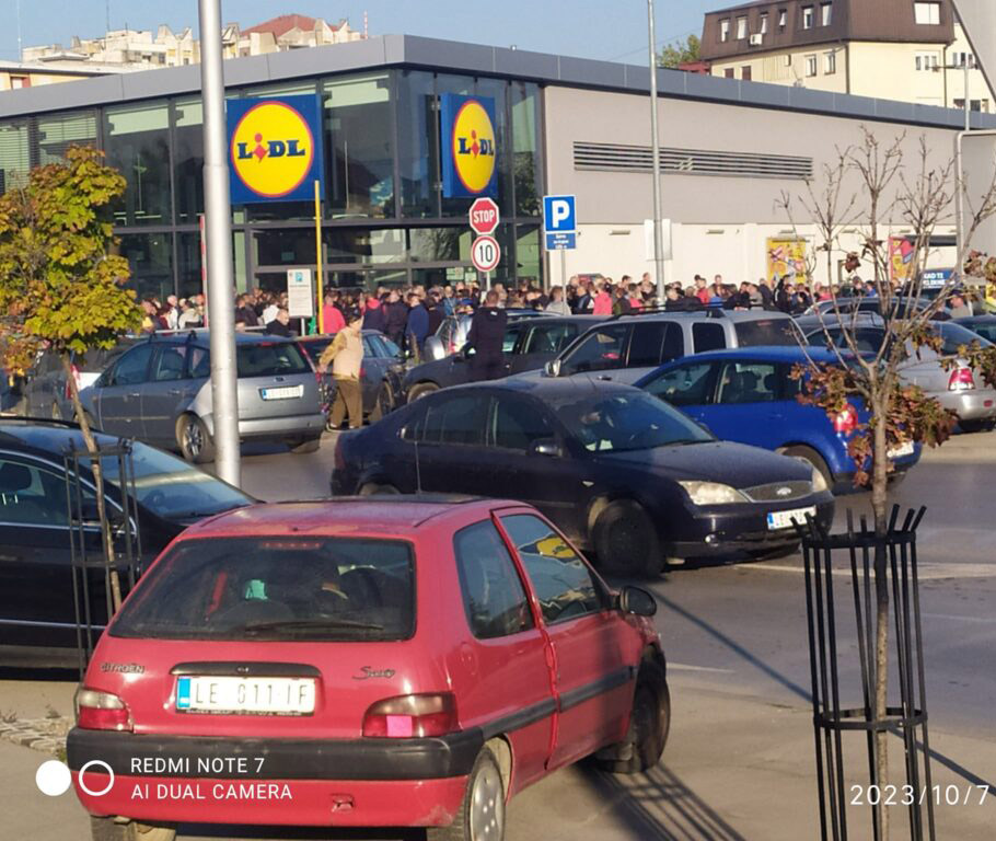 Leskovac: Neverovatne gužbe ispred „Lidl-a“