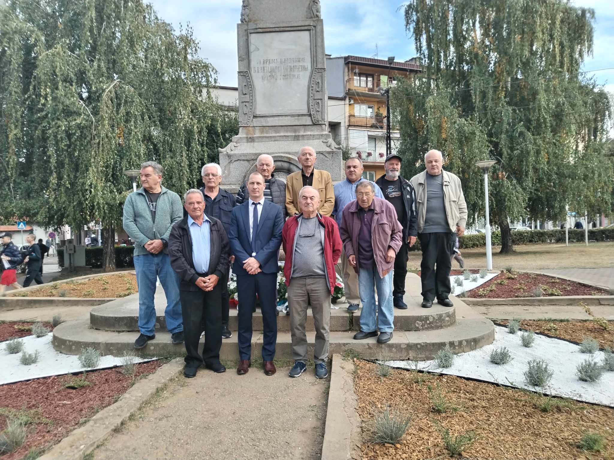 Vlasotince: Povodom Dana opštine, položeno cveće na Spomenik palim borcima