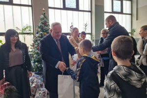 Leskovac: Podeljeni paketići deci u OŠ „Bora Stanković“ u Bogojevcu koja uče makedonski kao izborni predmet