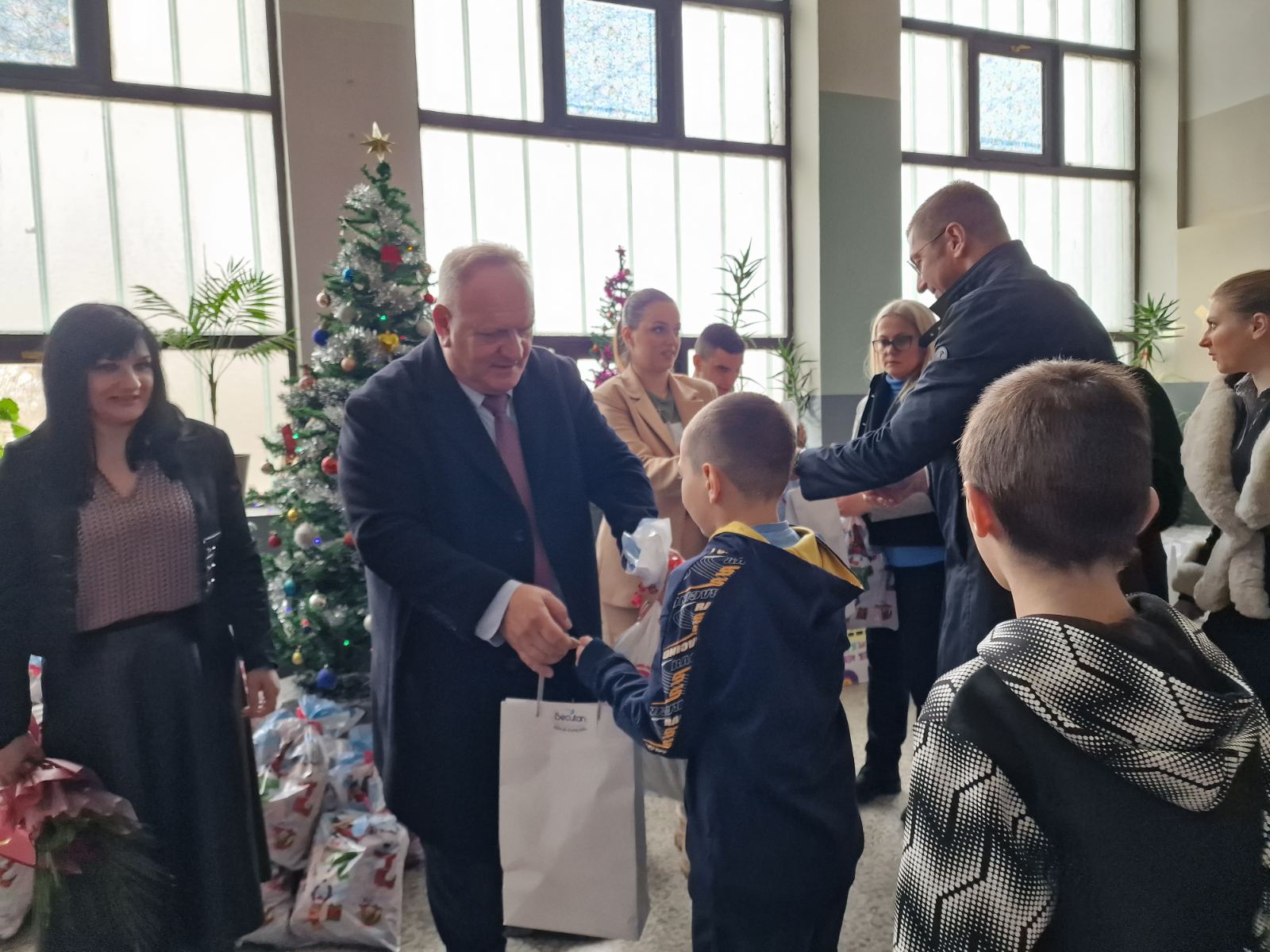 Leskovac: Podeljeni paketići deci u OŠ „Bora Stanković“ u Bogojevcu koja uče makedonski kao izborni predmet