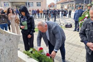 Leskovac: Položeni venci na spomenik stradalima NATO agresije