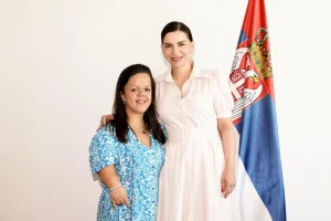 Ogledalo vremena: RFZO – uručen ugovor o zaposlenju Milici Bojović, koja boluje od retke bolesti