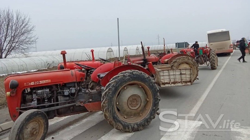 Leskovac: Meštani Donjeg i Gornjeg Krajince, Nomanice, Zloćudova i Manojlovca, blokirali traktorima put Leskovac – Vlasotince kod Nomanice