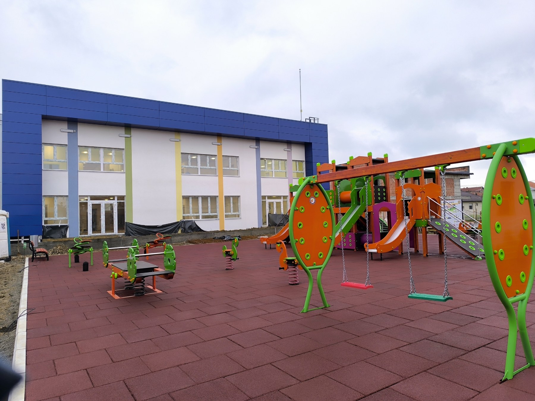 Leskovac. Novo dečje igralište „Vesela družina“ kapacititeta 120 mesta
