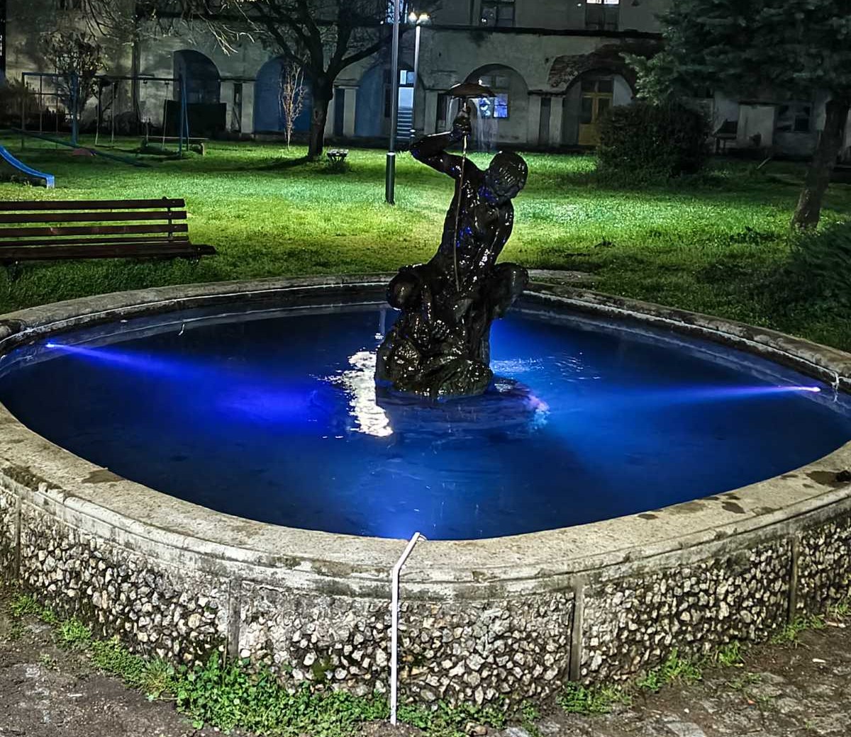 Vučje: Zasijala fontana u centru, rad Udruženja mladih „Under“ Vučje: Zasijala fontana u centru, rad Udruženja mladih „Under“