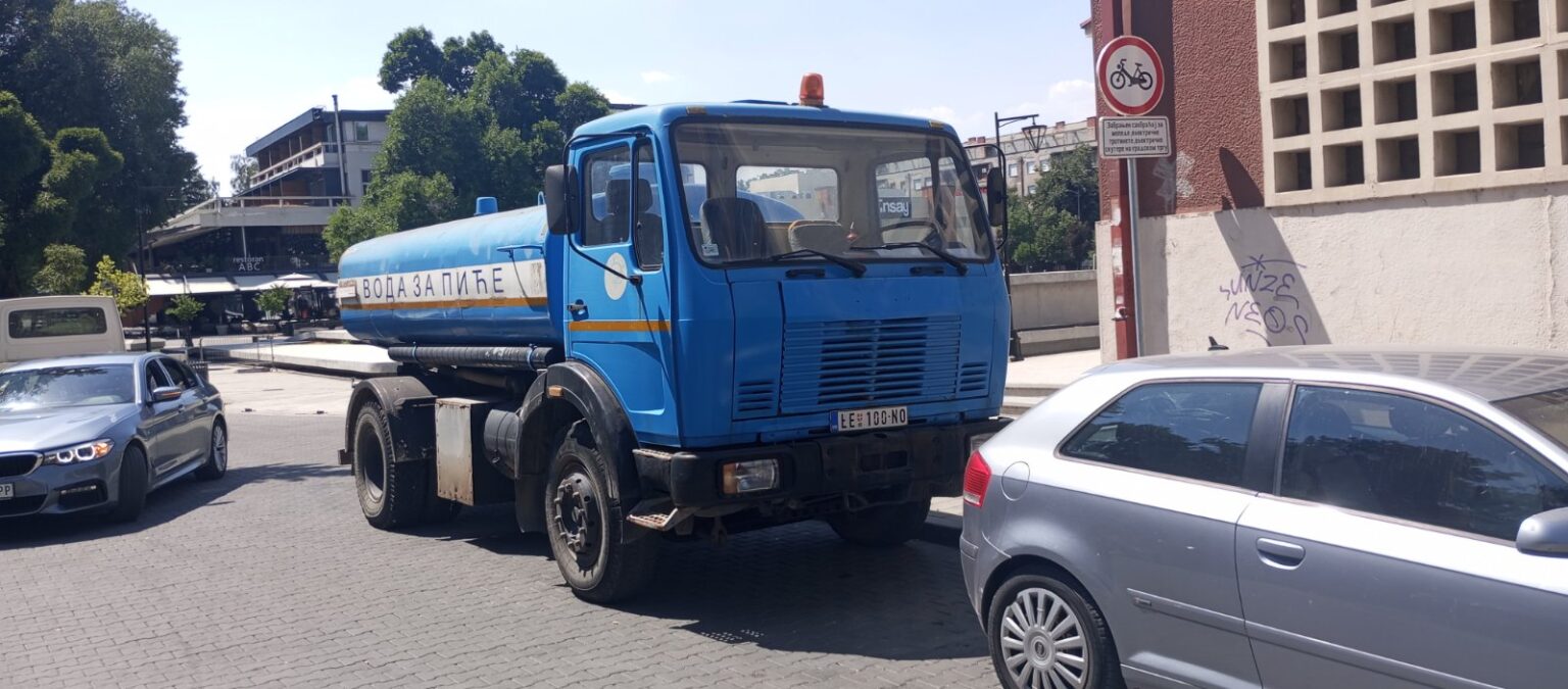 Leskovac: Postavljene cisterne sa vodom na Niškoj ulici Leskovac: Postavljene cisterne sa vodom na Niškoj ulici