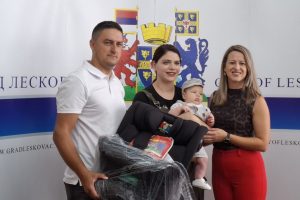Leskovac: Danas podeljeno 215 auto-sedišta za bebe rođene maja, juna i jula 2025. godine