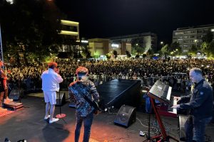 Leskovac – Roštiljijada: „Crvena jabuka“ i veliki hitovi