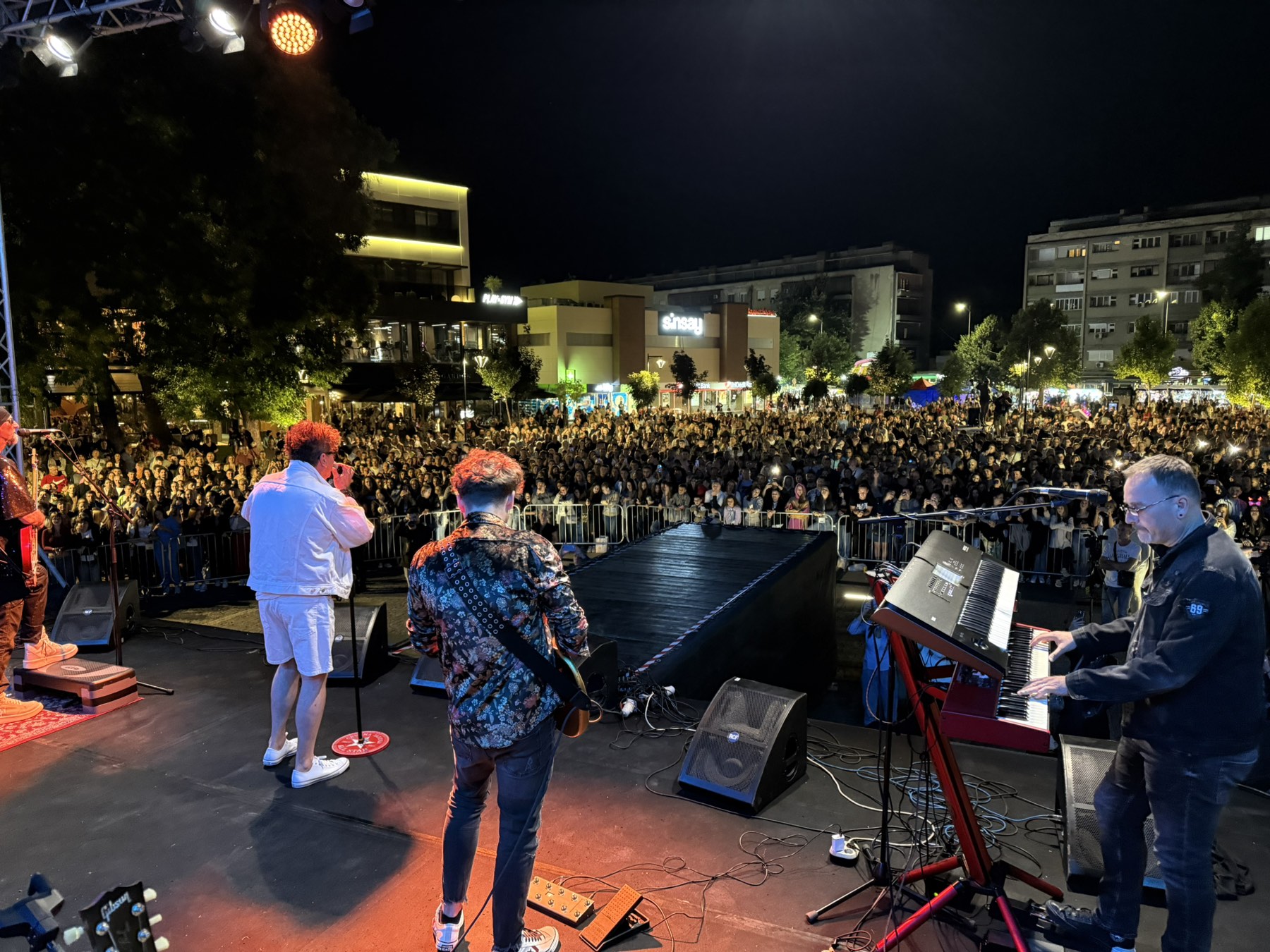Leskovac – Roštiljijada: „Crvena jabuka“ i veliki hitovi Leskovac – Roštiljijada: „Crvena jabuka“ i veliki hitovi