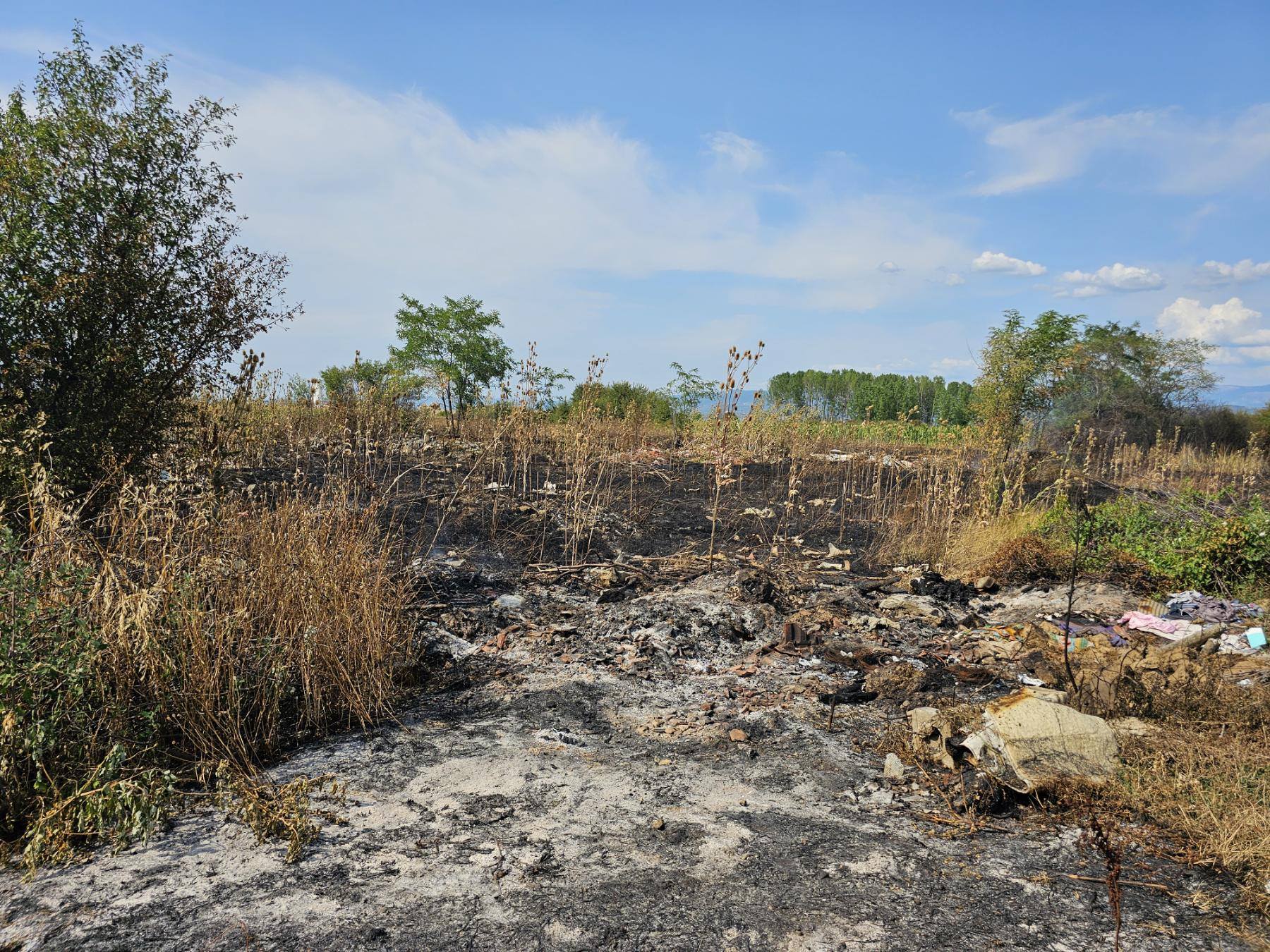Požar na otvorenom pored grdeličkog puta i železničke pruge