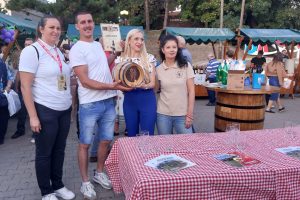 Vlasotince – „Vinski bal 2025“: Za 17,86 sekundi ispio litar špricera i Miroslav Pavlović – osvojio prvo mesto!