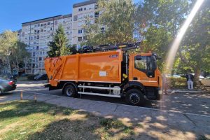 Leskovac: Predstavljeno specijalizovano vozilo za pražnjenje podzemnih kontejnera