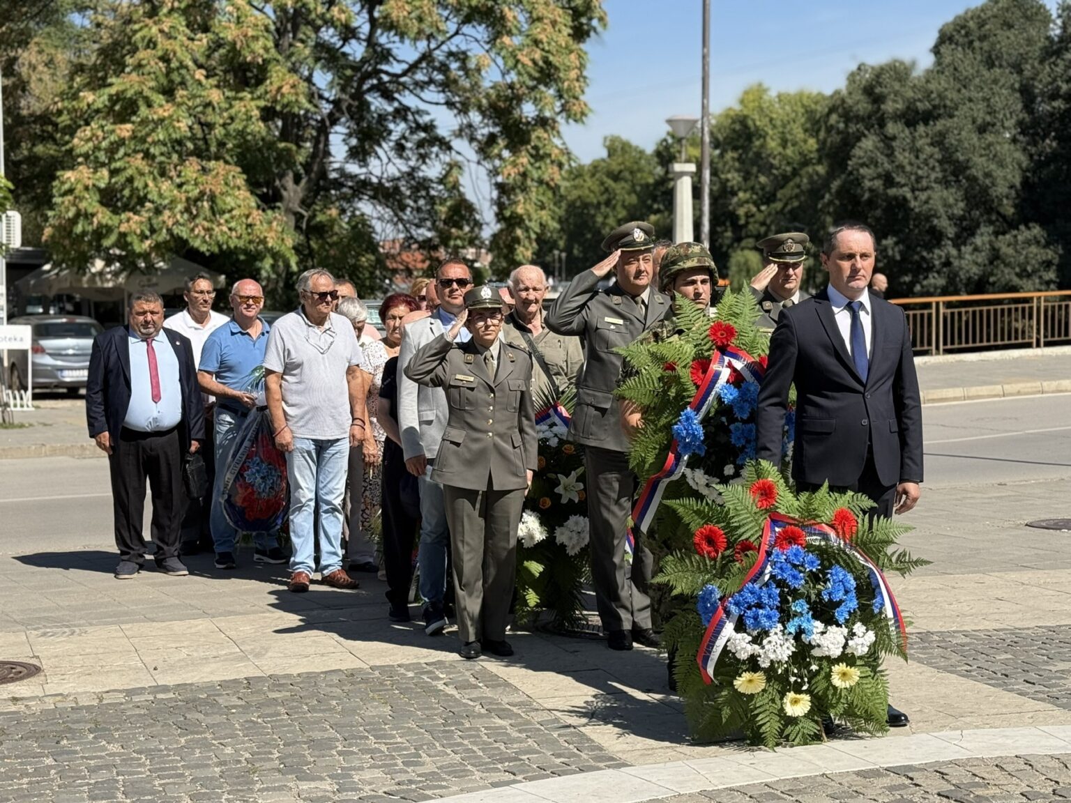 Polaganjem venaca na Spomen-česmu obežen 6. septembar, dan savezničkog bombardovanja Leskovca Polaganjem venaca na Spomen-česmu obežen 6. septembar, dan savezničkog bombardovanja Leskovca