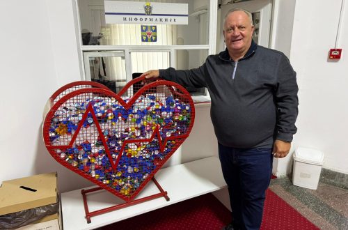 Gradonačelnik Leskovca u humanitarnoj akciji „Čep za hendikep“