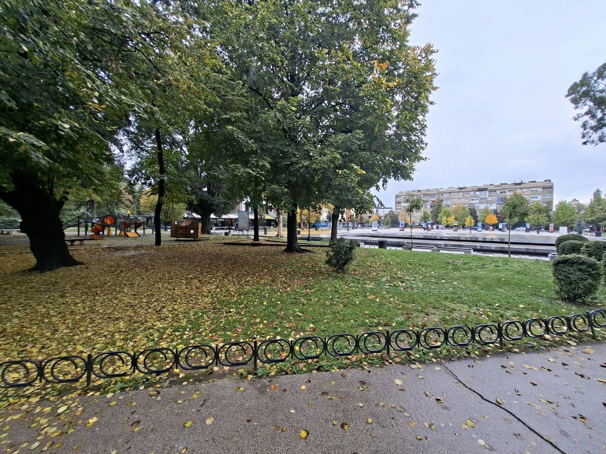 Leskovac: Jesen – parkovi obojeni zlatnim tonovima