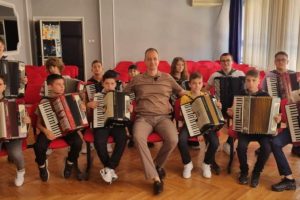Leskovac: Profesor harmonike Predrag Jovanović (48) osvojo prestižnu nagradu „Prosvetitelj“ – najbolji profesor regiona