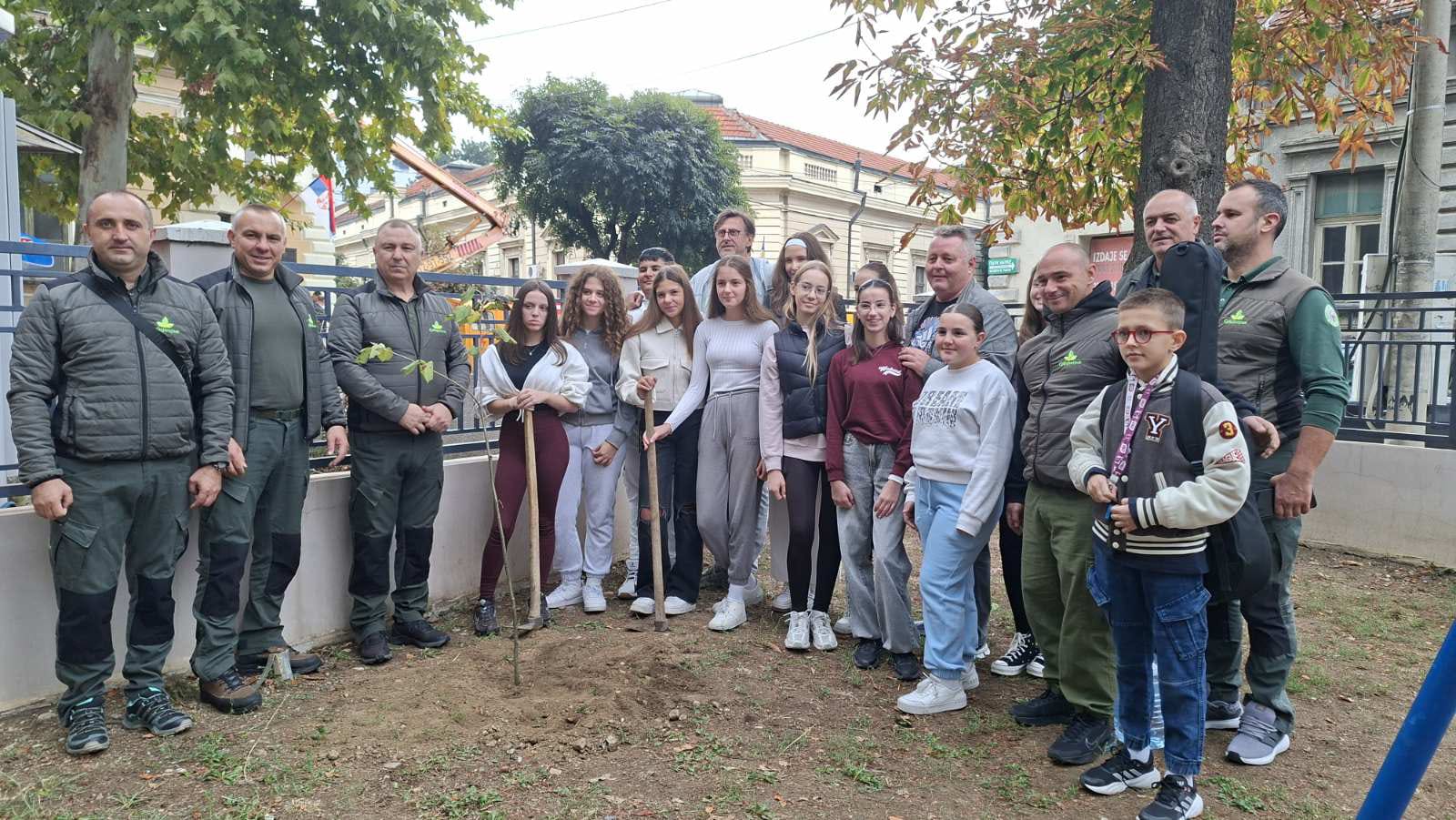 Leskovac: U dvorištu OŠ „Svetozar Marković“ posađene dve lipe i tri javora