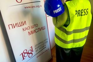 UNS: Izveštači sa sutrašnjeg skupa u Novom Sadu mogu preuzeti PRESS prsluke i šlemove