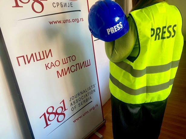 UNS: Izveštači sa sutrašnjeg skupa u Novom Sadu mogu preuzeti PRESS prsluke i šlemove UNS: Izveštači sa sutrašnjeg skupa u Novom Sadu mogu preuzeti PRESS prsluke i šlemove