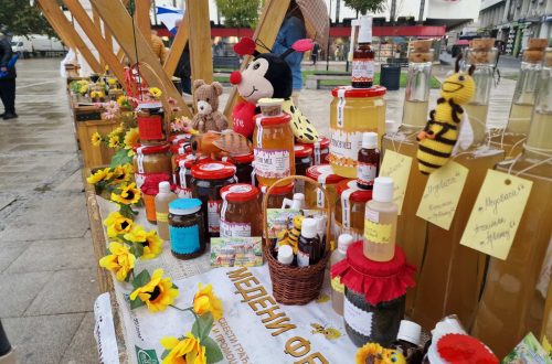 Sajam meda – „Medeni festival“ okupio u Leskovcu pčelare iz Srbije, Bugarske i Severne Makedonije Sajam meda – „Medeni festival“ okupio u Leskovcu pčelare iz Srbije, Bugarske i Severne Makedonije