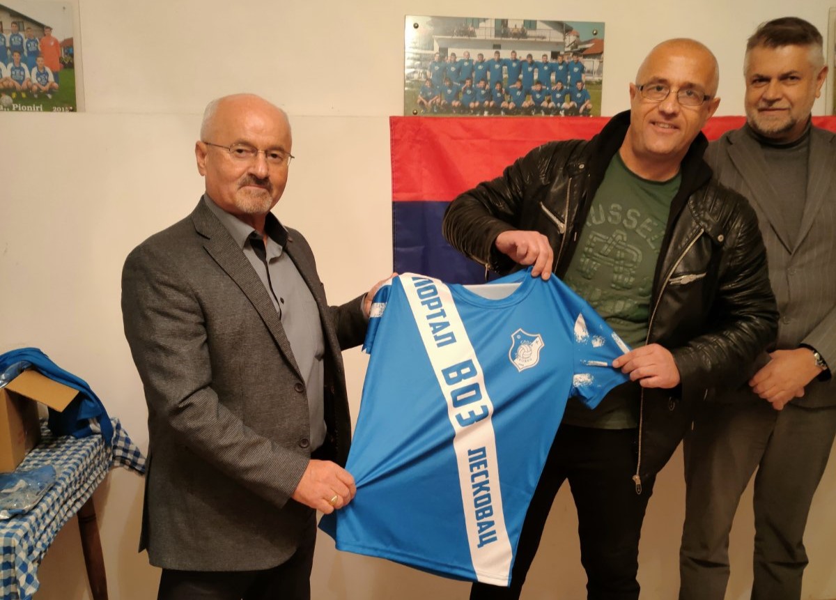 Leskovac: Portal „Voz“ donirao fudbalerima „Sloge“ nove dresove domaće proizvodnje