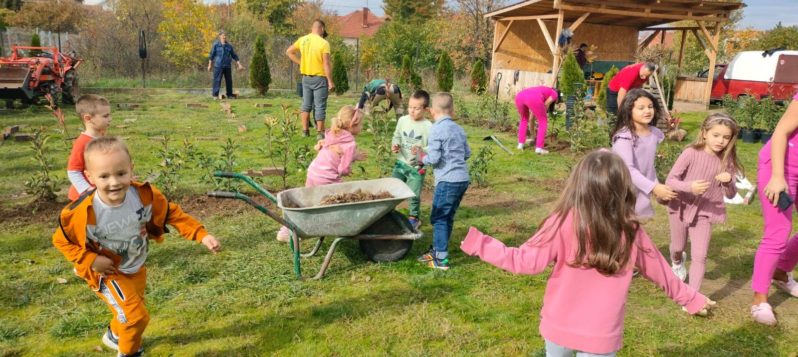 Leskovac: Oplemenjeno dvorište vrtića „Zvončice“, pomoć kompanije „JYSK“