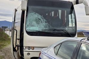 Leskovac. – Muškarac (39) bacio se na autobus u pokretu i nastradao na licu mesta