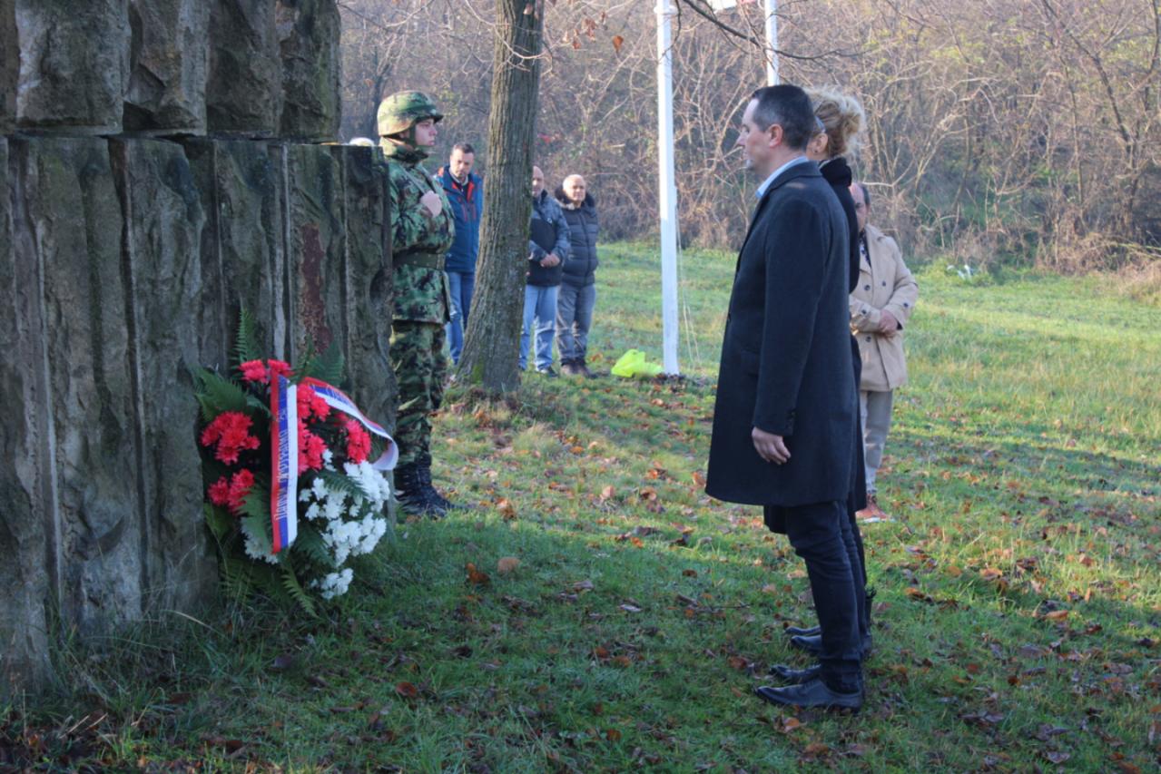 Leskovac: Polaganjem venaca na spomenik žrtvama u Arapovoj dolini obeležena 84. godišnjica streljanja Roma, Srba i Jevreja Leskovac: Polaganjem venaca na spomenik žrtvama u Arapovoj dolini obeležena 84. godišnjica streljanja Roma, Srba i Jevreja