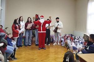 Vlasotince: Praznični paketići za decu – korisnika usluge Centra za socijalni rad