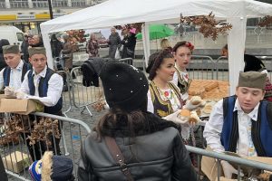 Leskovac: Organizovano na gradskom trgu osmo po redu lomljenje božićne česnice