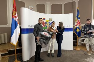 Leskovac: Uručeno još 230 auto-sedišta za bebe rođene oktobra, novembra i decembra 2025. godine