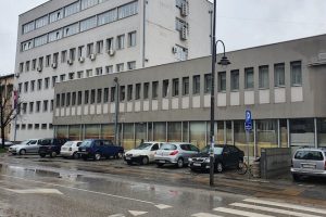 Leskovac: J.S. (1970) priznao da je napao lice zaposleno u zdravstvenoj ustanovi, posle saslušanja pušten da se brani sa slobode