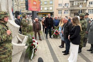 Leskovac: Odata pošta žrtvama NATO bombardovanja, položeni venci na spomen-obeležje