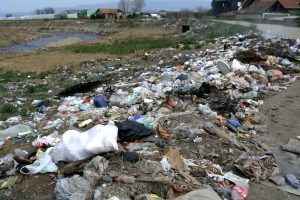 Leskovac – Vinarce: Deponija smeća „duga“ gotovo jedan kilometar!